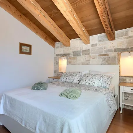 Rustic Krug With Panorama View In Buje Vila