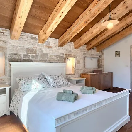 Rustic Krug With Panorama View In Buje *