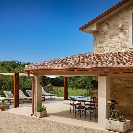 Rustic Krug With Panorama View In Buje *