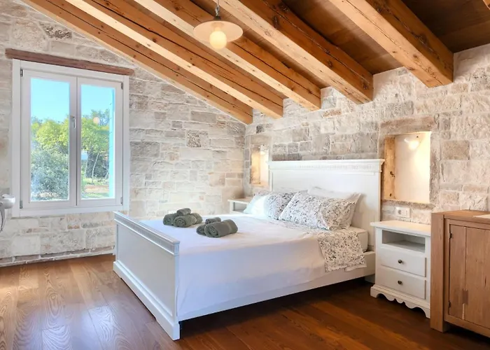 Rustic Krug With Panorama View In Buje *